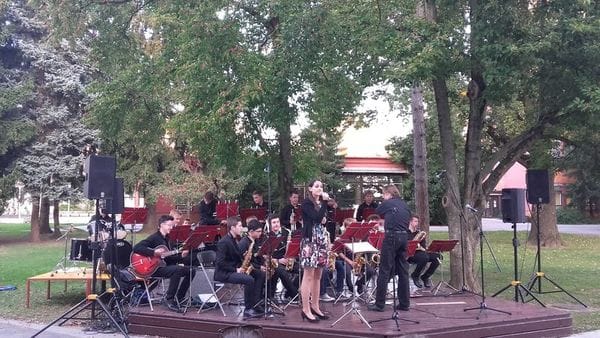 news-big-band-glasbene-sole-velenje-pred-mozaikom.jpg