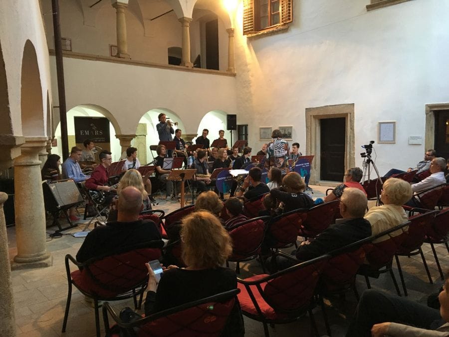 news-danes-zvecer-je-na-velenjskem-gradu-muziciral-nas-big-band.jpeg