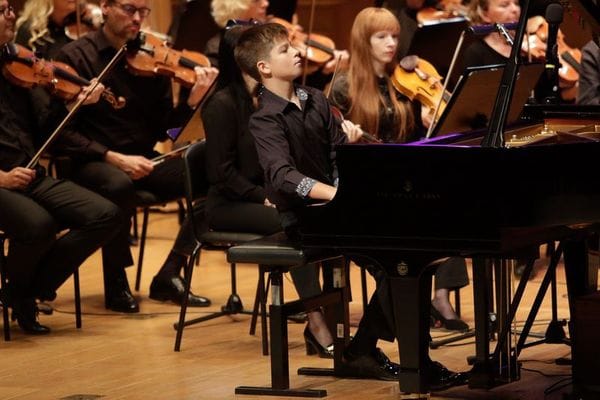 news-nas-mladi-pianist-filip-runjak-nastopil-z-orkestrom-slovensk.JPG