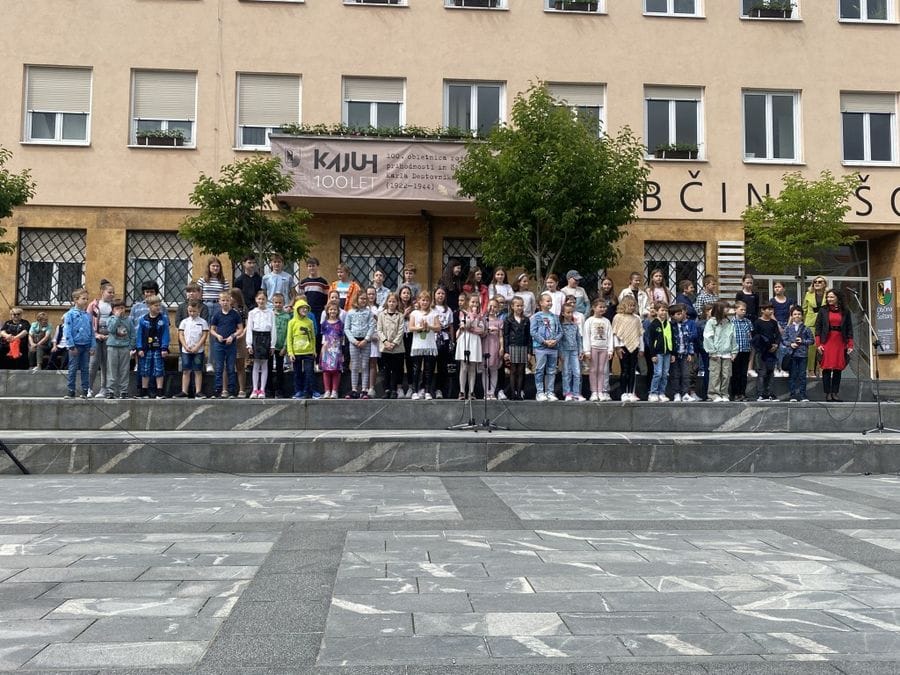 news-ucenci-oddelka-sostanj-nastopili-na-prireditvah-cvetje-na-tr.JPG