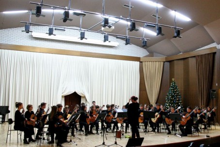 Kitarski orkester Glasbene šole Velenje - predpraznični nastop za starše