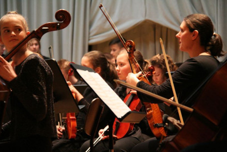 Koncert Simfoničnega orkestra Glasbene šole Fran Korun Koželjski Velenje s solistkami